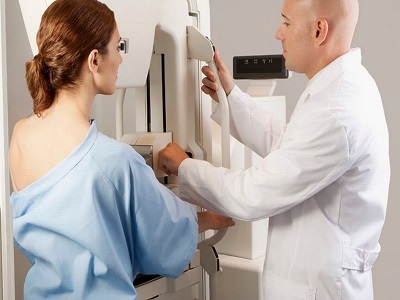 Как правило УЗИ молочных желез врач-маммолог рекомендует молодым девушкам, а маммографию – женщинам за 40