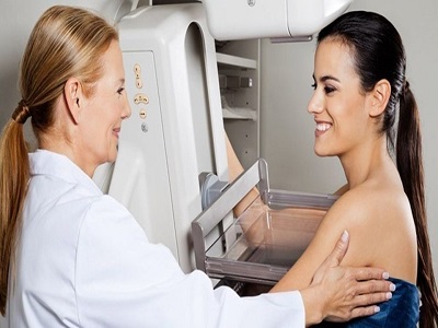 Зачастую УЗИ молочных желез врач-маммолог назначает молоденьким девушкам, а маммографию – женщинам за 40
